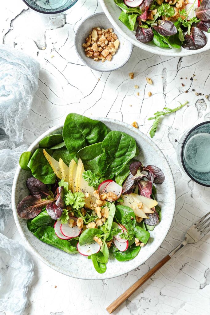 Winterlicher Birnensalat mit karamellisierten Birnen und Walnüssen