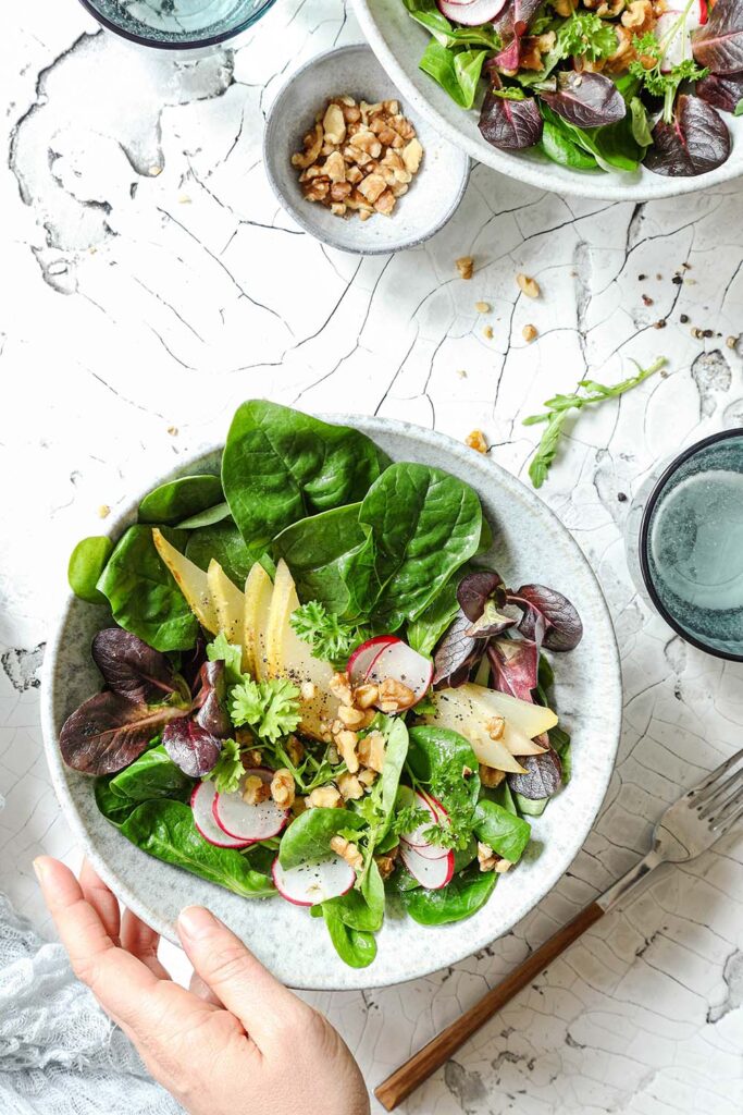 Winterlicher Birnensalat mit karamellisierten Birnen und Walnüssen