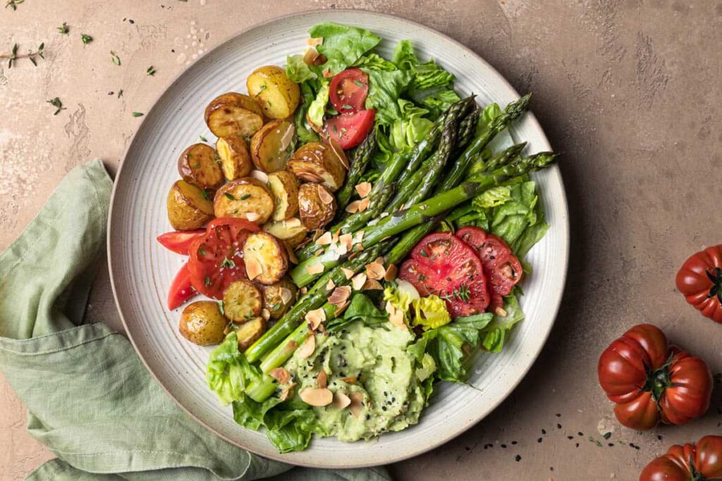 Vegane Spargel Kartoffel Bowl mit Salat