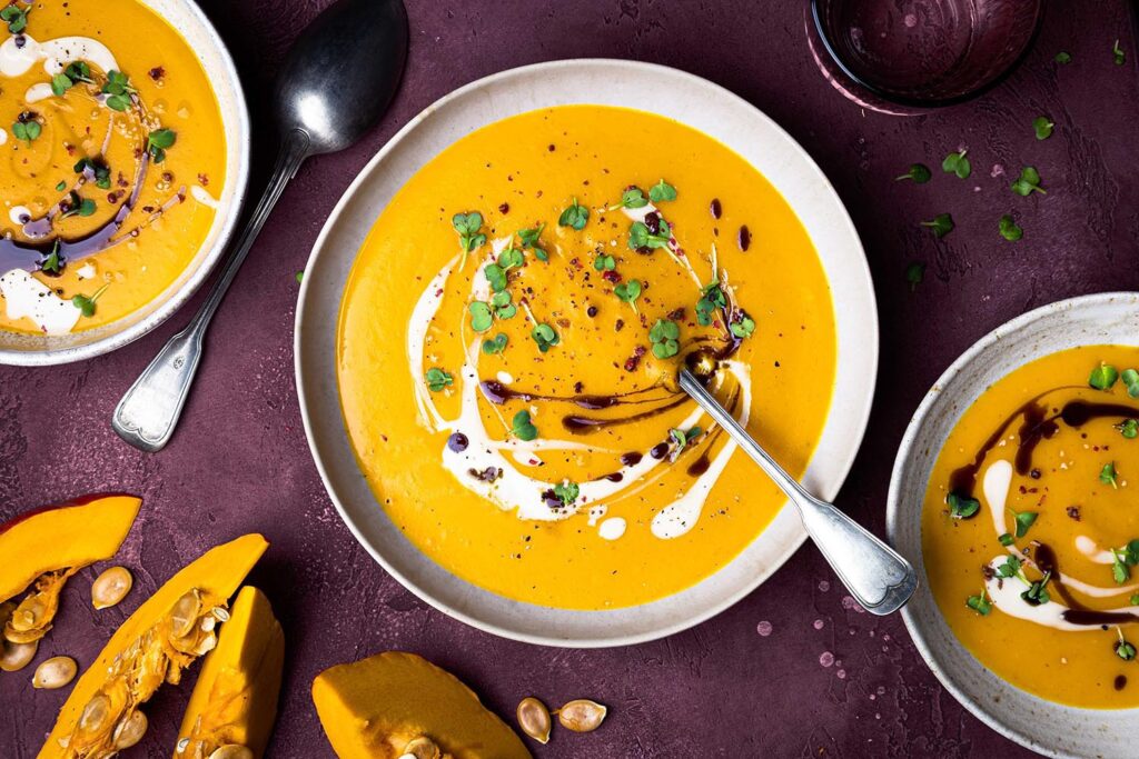 Vegane Kürbissuppe mit Linsen, Kokosmilch und Ingwer ohne Kartoffeln