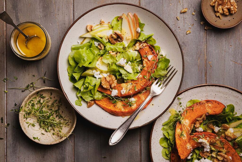 Salat mit gebackenem Kürbis, Birnen, veganem Feta und Walnüssen